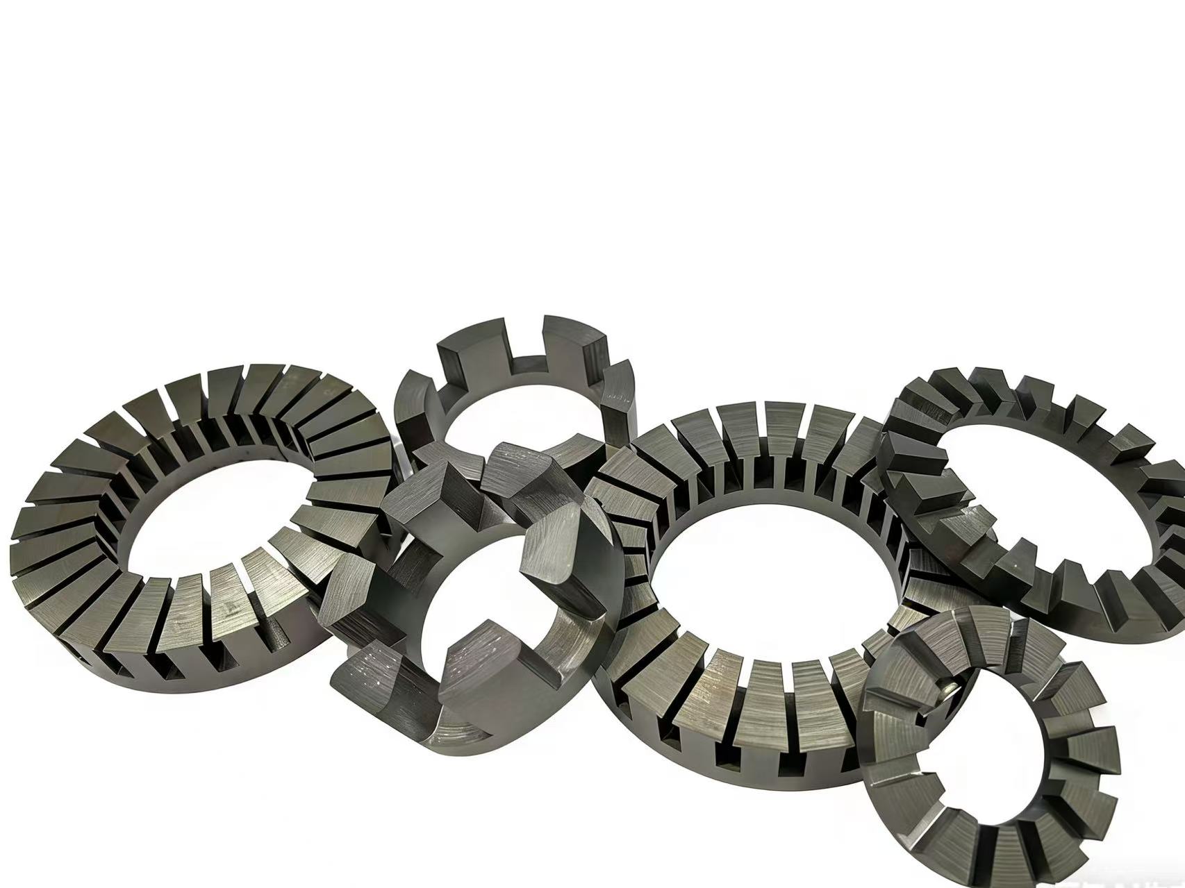 El acero al silicio laminado con motor de baja pérdida de hierro ayuda a que los vehículos de nueva energía alcancen un salto en rendimiento.